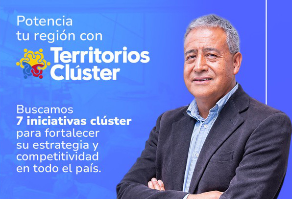 Hombre junto a información sobre Territorios Clúster.