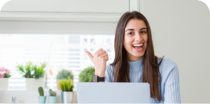 Imagen de una señorita feliz consultando frente a un computador